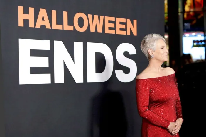 Jamie Lee Curtis breaks down in tears after receiving messages from 'Halloween' fans